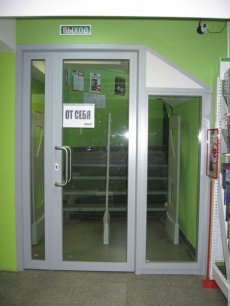 Закончен монтаж стеклянной противопожарной перегородки EI-45 на нулевом этаже АЦДТ